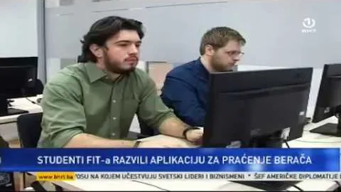 Still from the BHT1 report: two students at computers, with the caption 'Studenti FIT-a razvili aplikaciju za praćenje berača'
